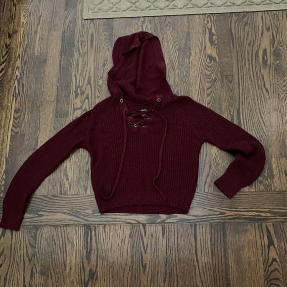 Maroon rue 21 cropped hoodie/sweater with strings. - Picture 2 of 2